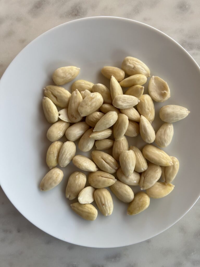 Peeled almonds 